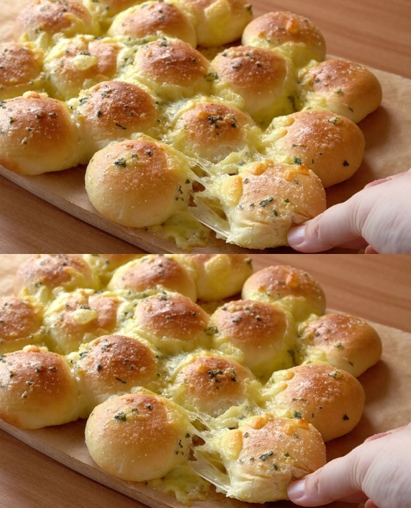 Cheesy Garlic Bread Recipe (No Kneading Required)