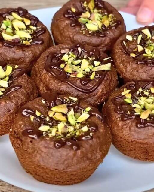 Oatmeal Chocolate Muffins with Banana and Pistachios: A Healthy and Delicious 