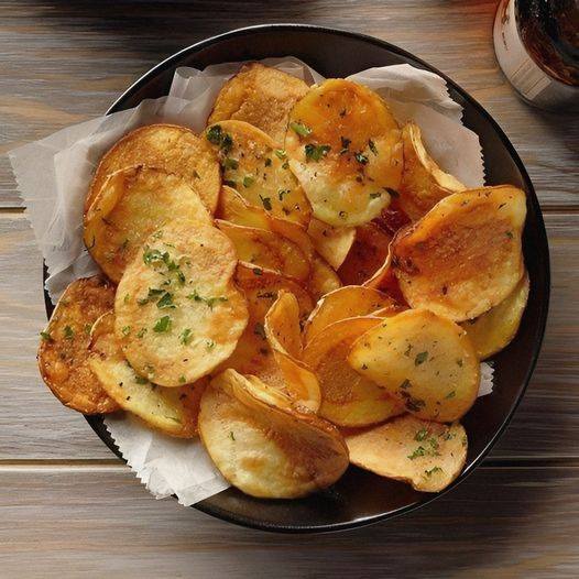 SIMPLE POTATO CHIPS IN AN AIR FRYER 1