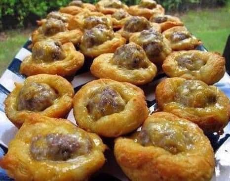 Simple nibbles of cheesy sausage biscuits 1