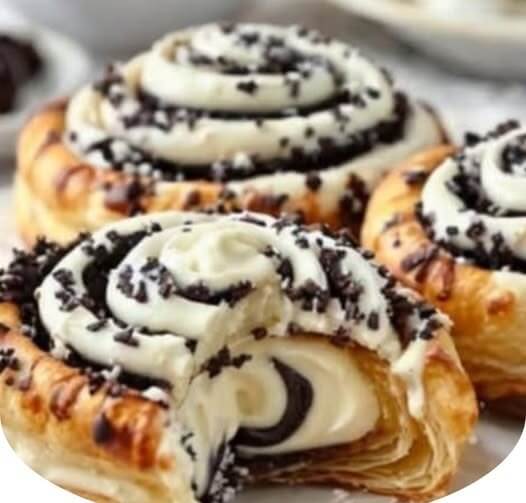 Oreo-Stuffed Cinnamon Rolls 1