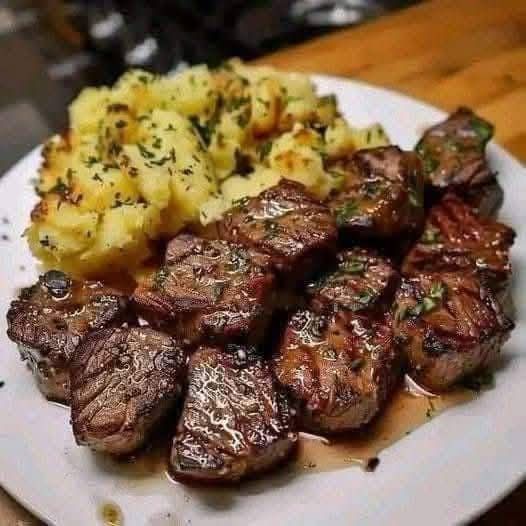 Garlic Butter Steak Bites and Creamy Mashed Potatoes 1