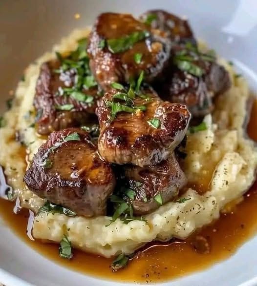 Garlic Butter Steak Bites and Creamy Mashed Potatoes 1