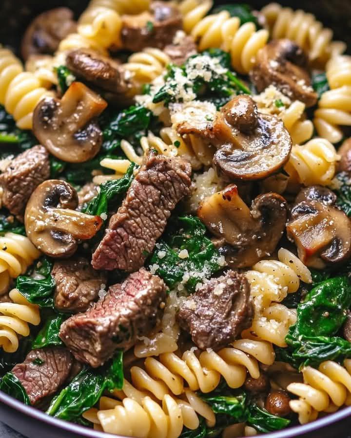 Mediterranean-Style Beef Garlic Parmesan Pasta with Spinach and Mushrooms 1