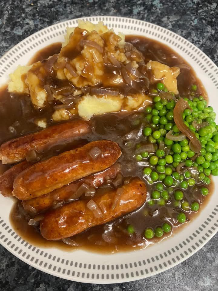 Air Fryer British Bangers and Mash with Garden Peas & Extra Onion Gravy 1