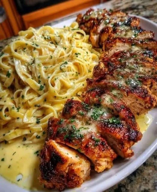 Delicious Chicken Alfredo Linguine with Garlic and Butter 1